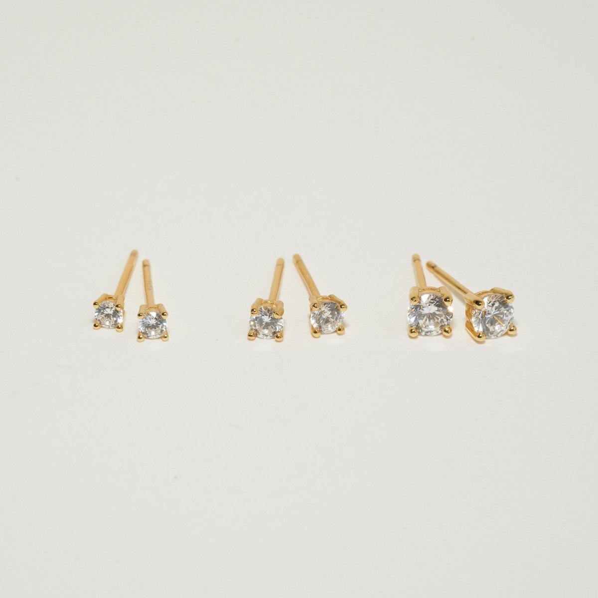 Essential Diamond Studs In Gold - LÉA