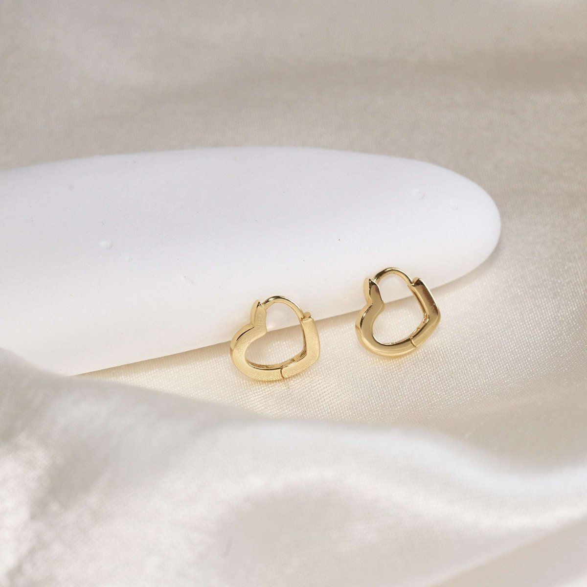 Heart Huggie Hoops in Gold - LÉA