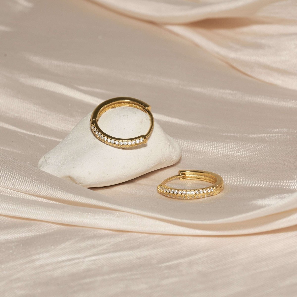 Medium Crystal Paved Hoops In Gold - LÉA