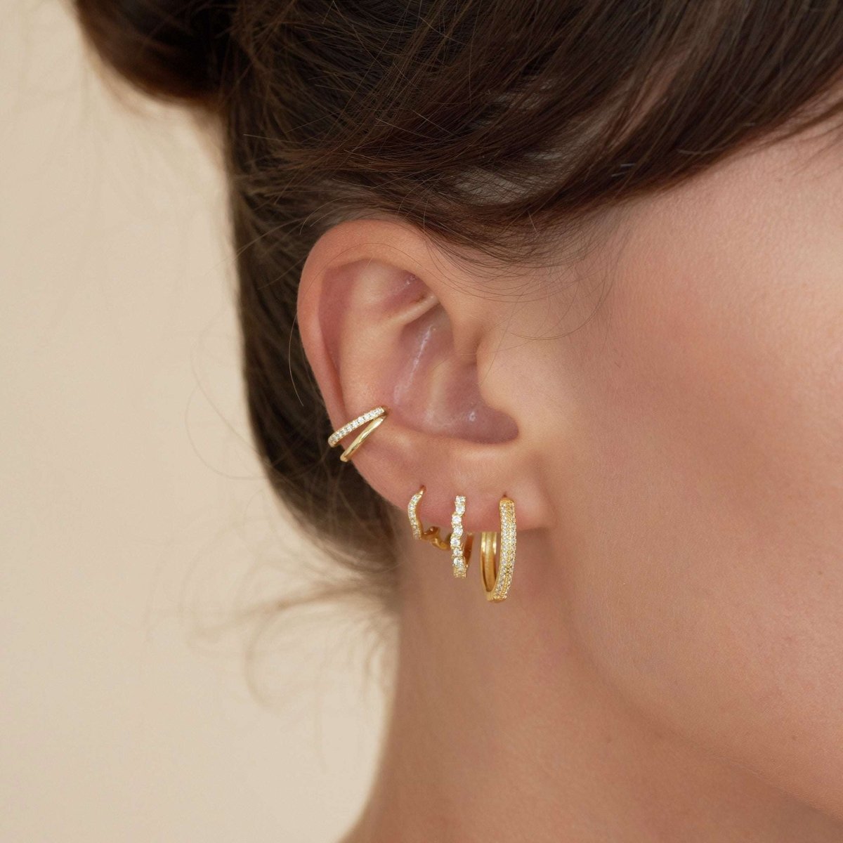 Medium Crystal Paved Hoops In Gold - LÉA