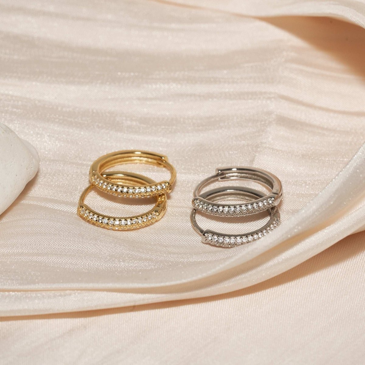 Medium Crystal Paved Hoops In Silver - LÉA