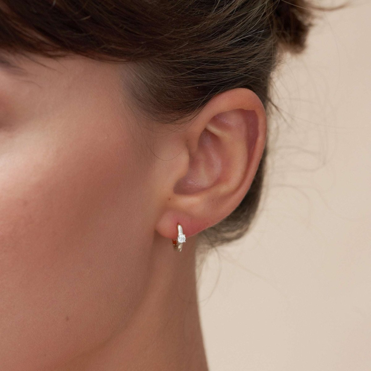 Solitaire Crystal Huggie Hoops In Silver - LÉA