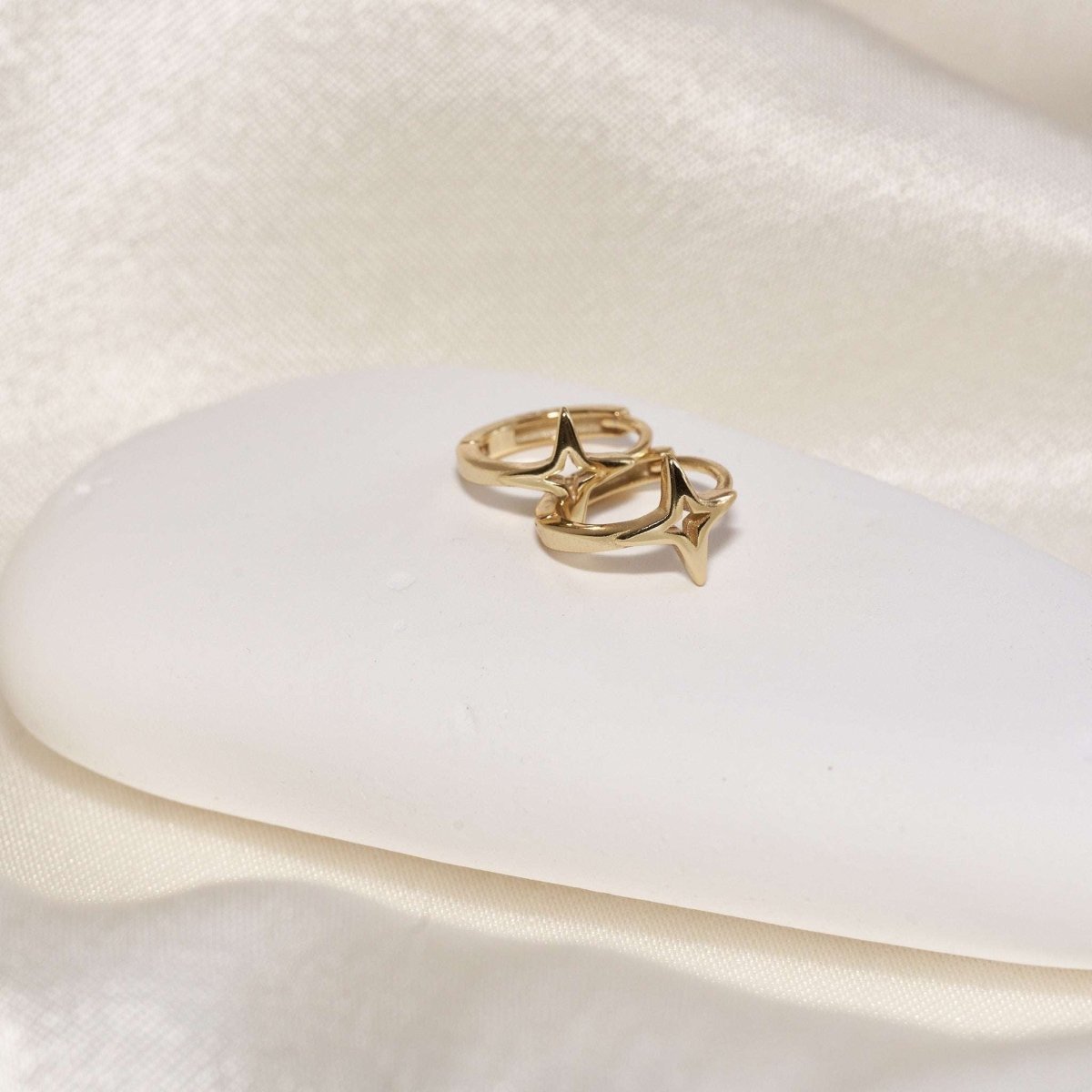 Tiny Star Huggies in Gold - LÉA