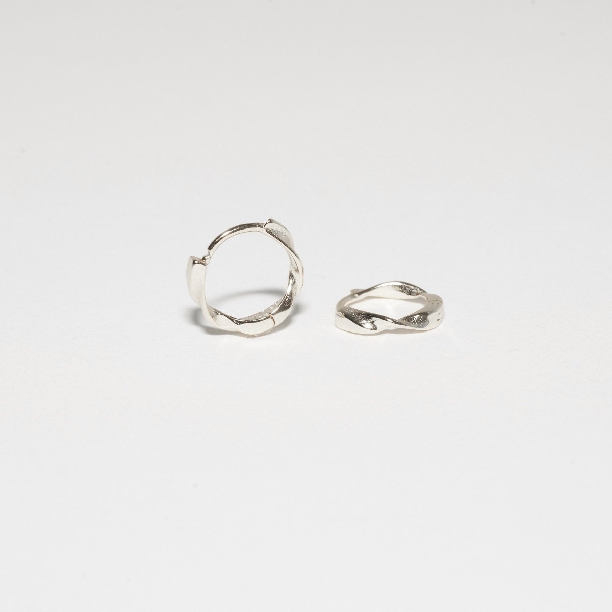 Twisted Huggie Hoops In Silver - LÉA