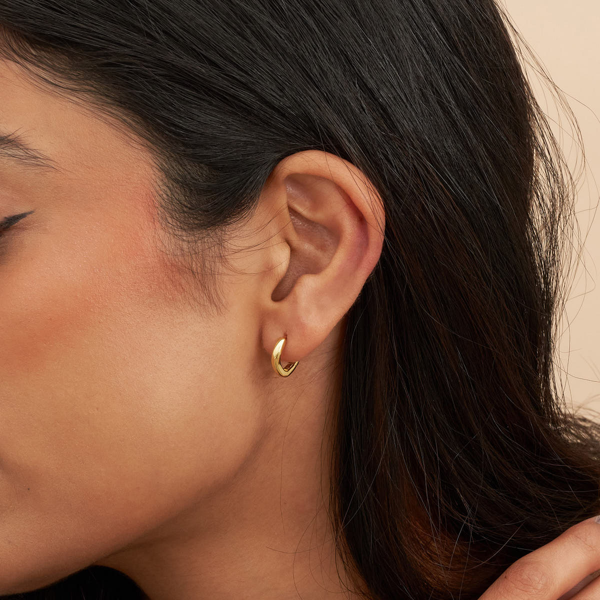 Sculpted Wavy Huggie Hoops In Gold