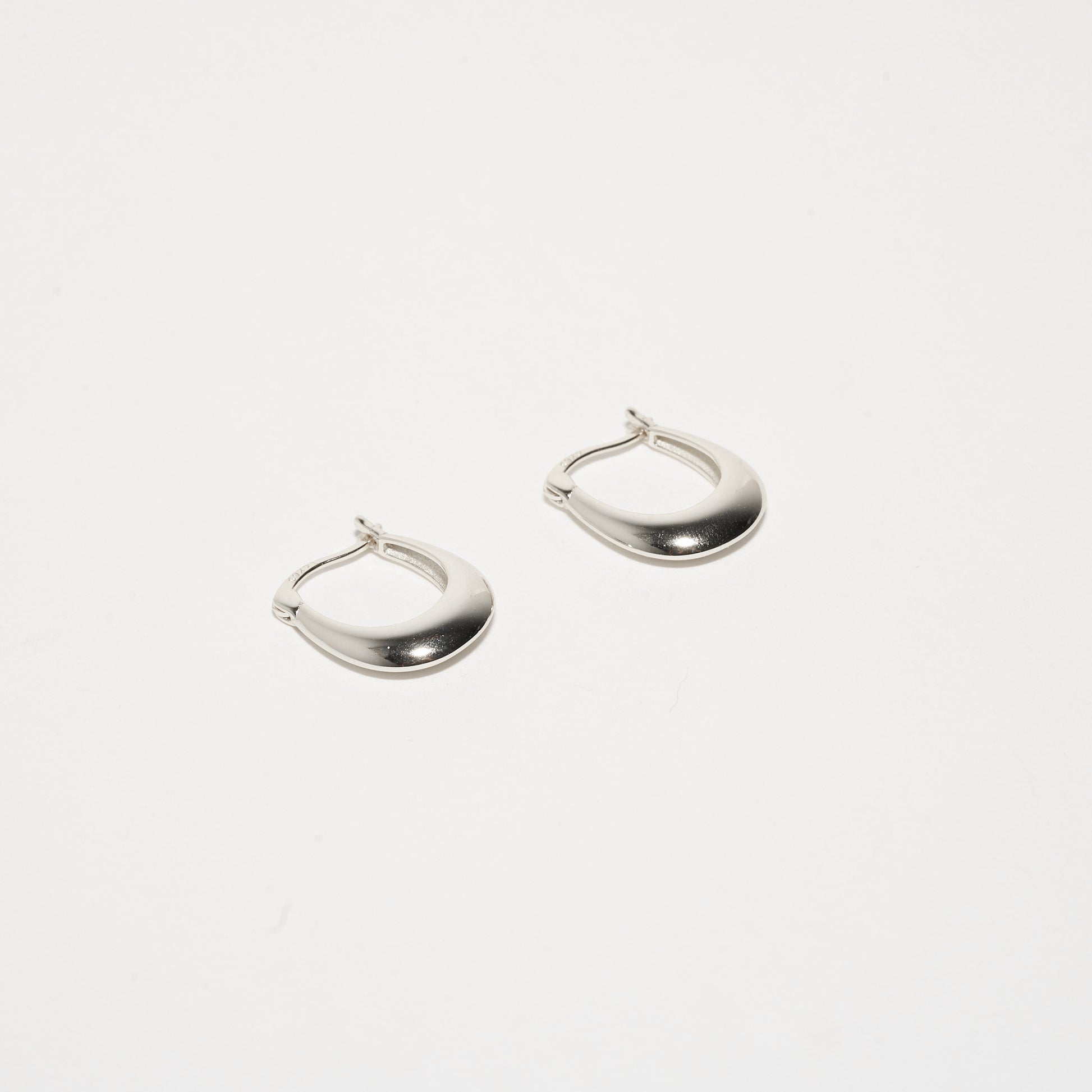 Crescent_Hoop_Earrings_in_Silver - LÉA