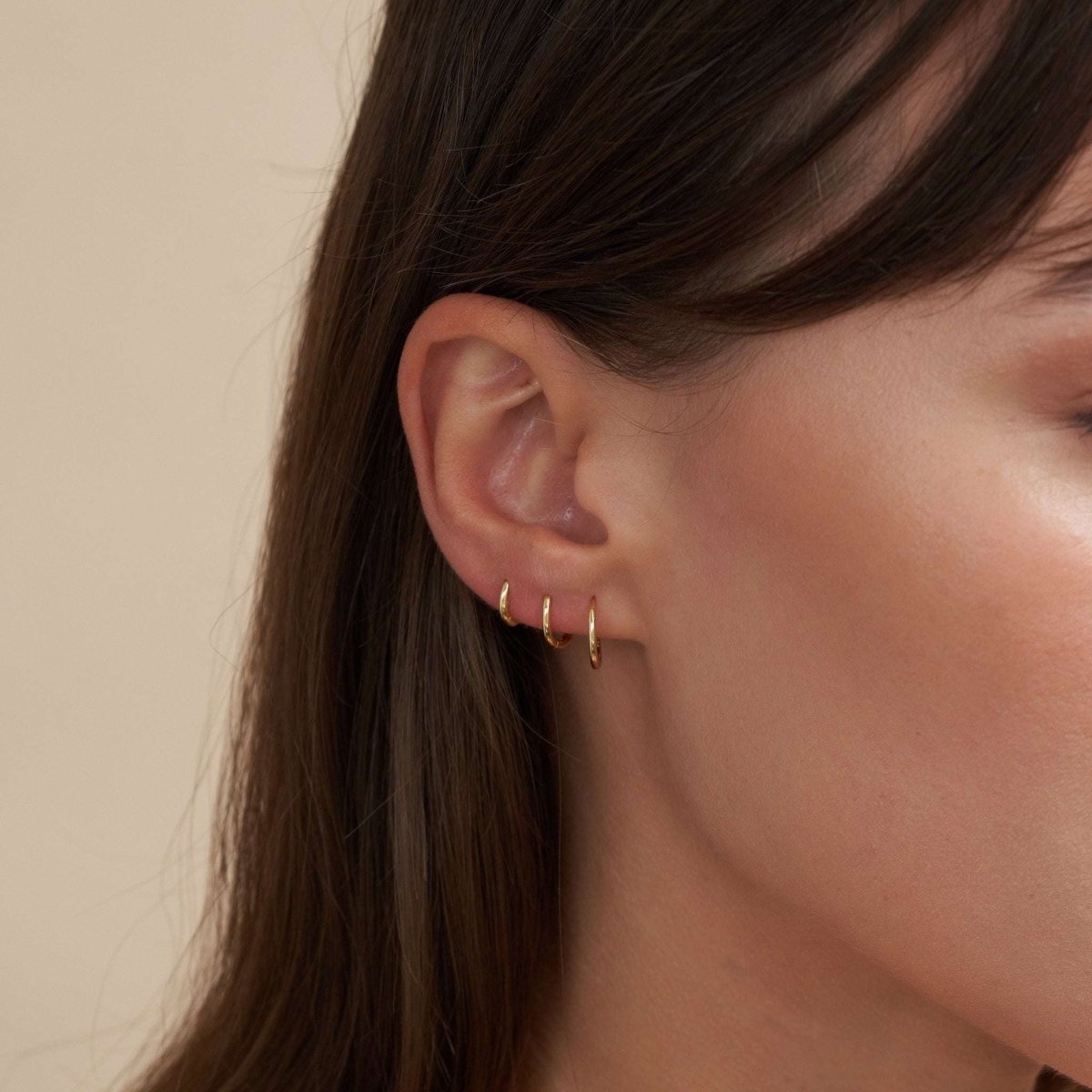 Essential Seamless Huggie Hoops In Gold - LÉA