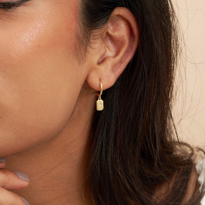 Star Charm Dangle Earrings in Gold - LÉA