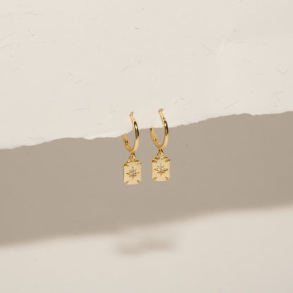 Star Charm Dangle Earrings in Gold - LÉA