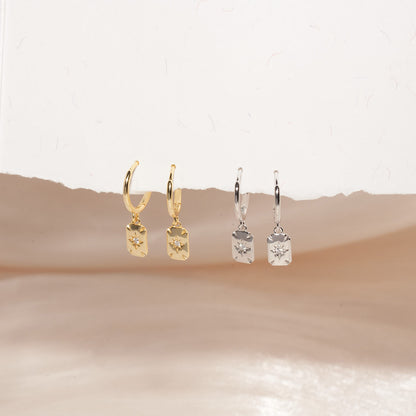 Star Charm Dangle Earrings in Gold - LÉA