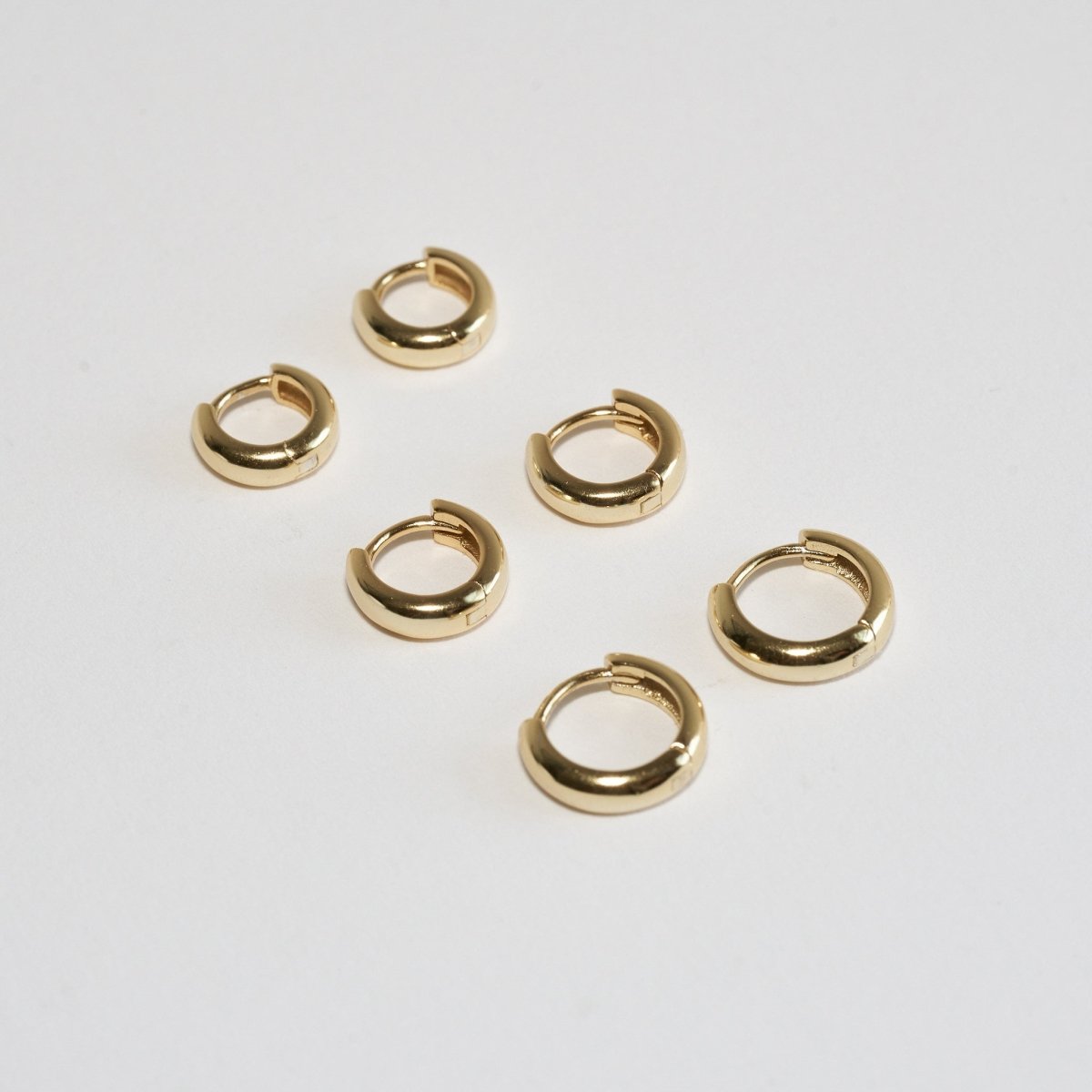 Bold Dainty Huggie Hoops In Gold - LÉA