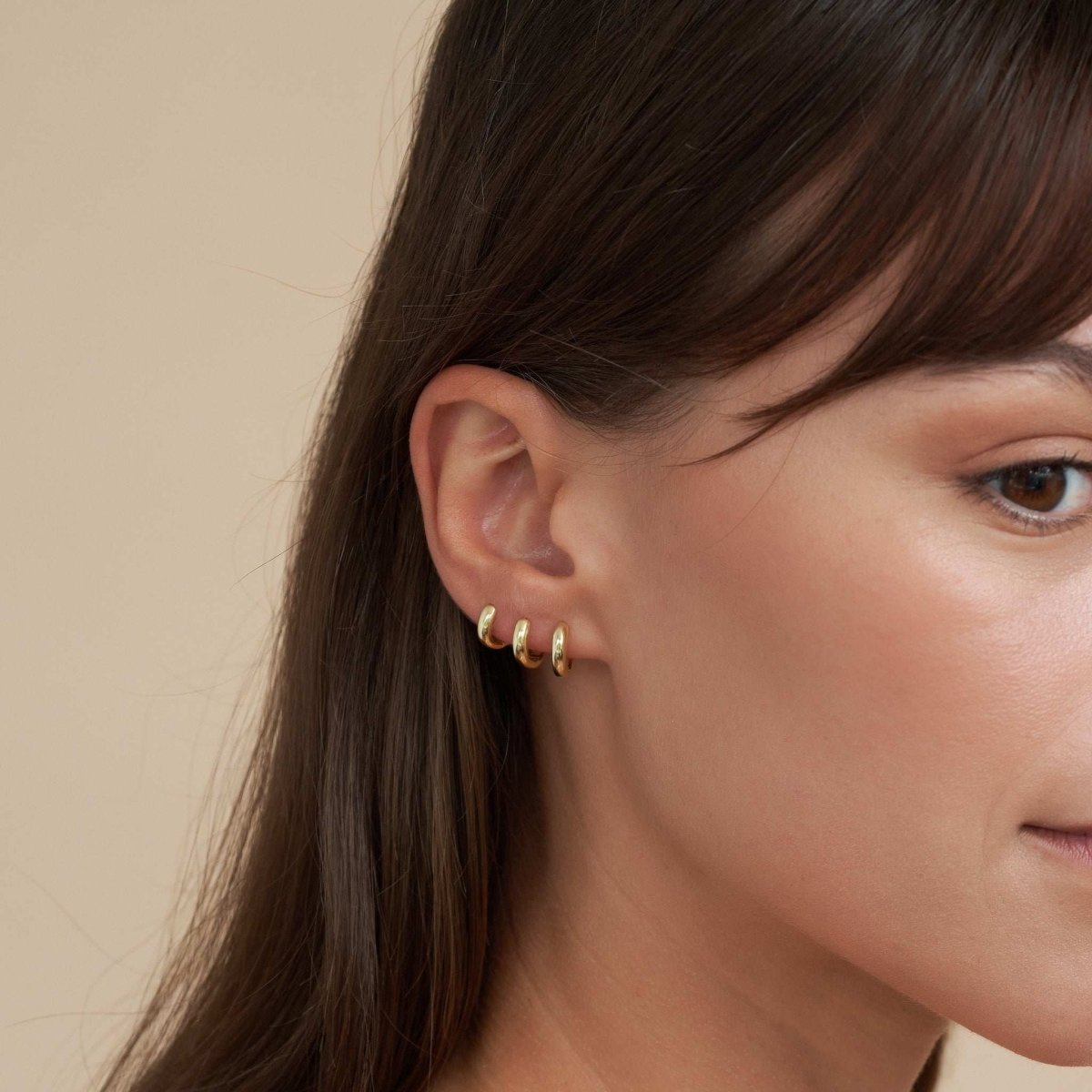 Bold Dainty Huggie Hoops In Gold - LÉA