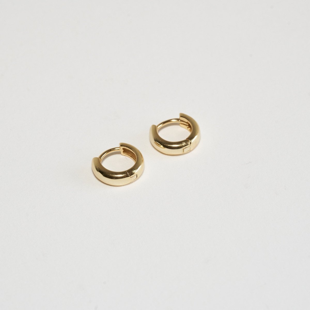 Bold Dainty Huggie Hoops In Gold - LÉA