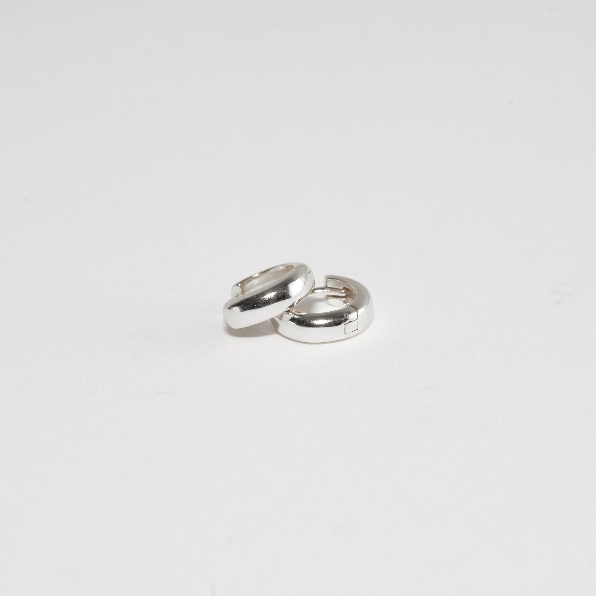 Bold Dainty Huggie Hoops In Silver - LÉA