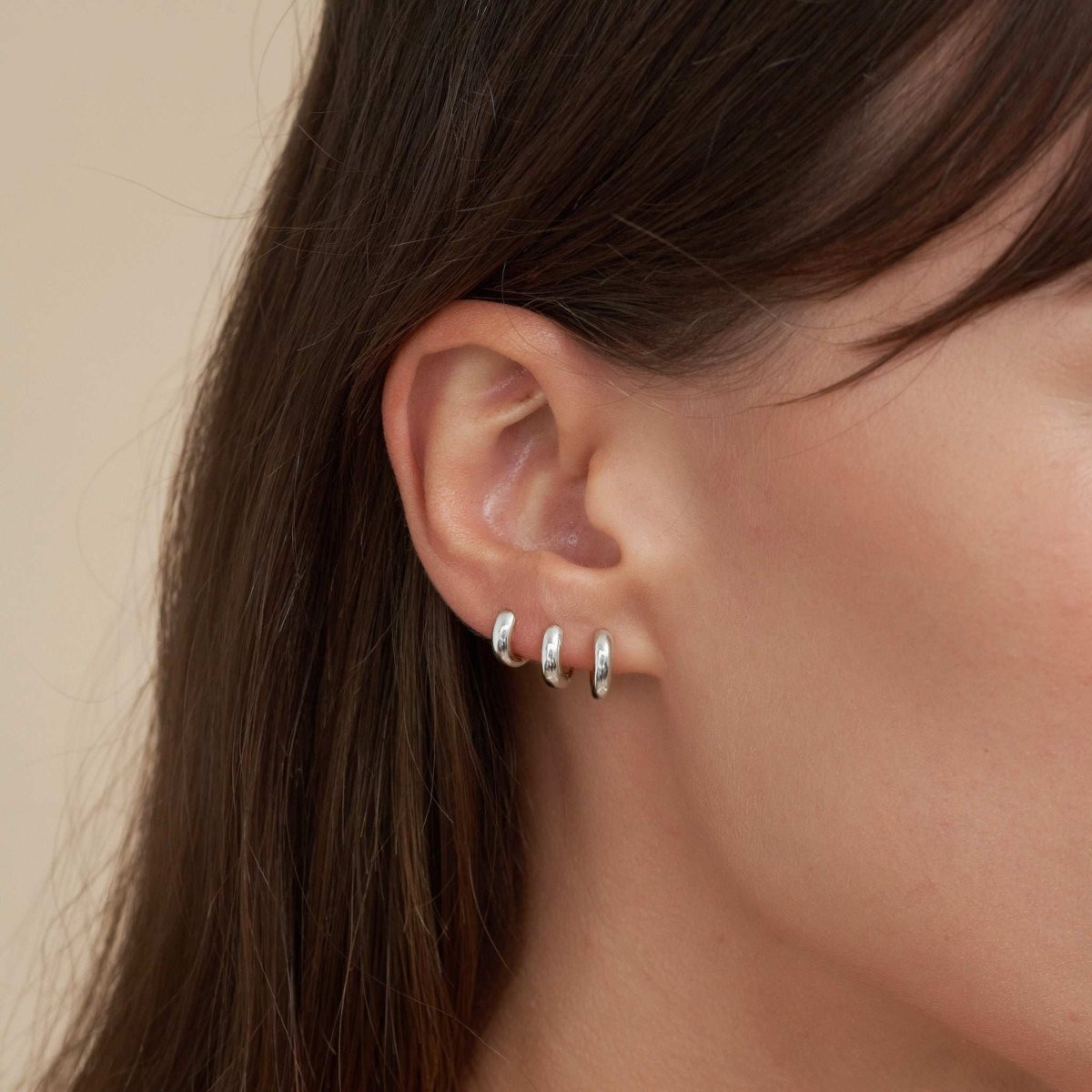 Bold Dainty Huggie Hoops In Silver - LÉA