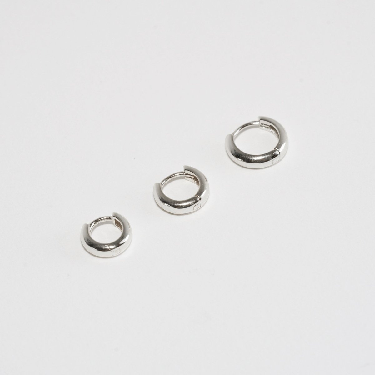 Bold Dainty Huggie Hoops In Silver - LÉA