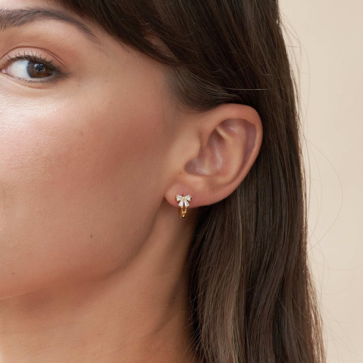 Crystal Bow Huggie Hoops In Gold - LÉA