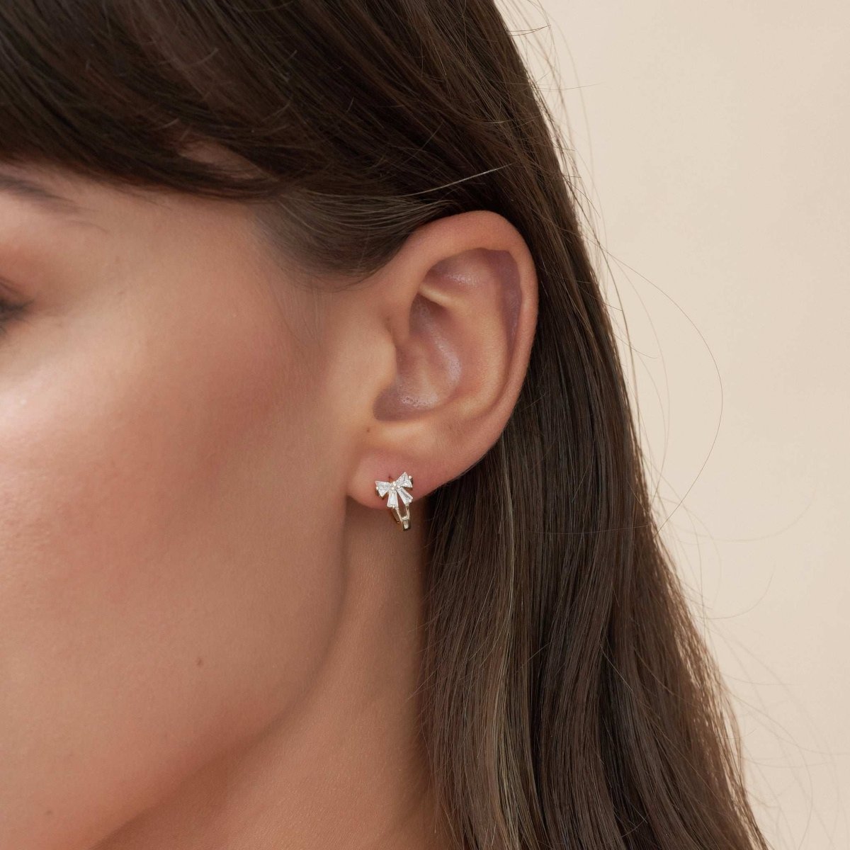 Crystal Bow Huggie Hoops In Silver - LÉA