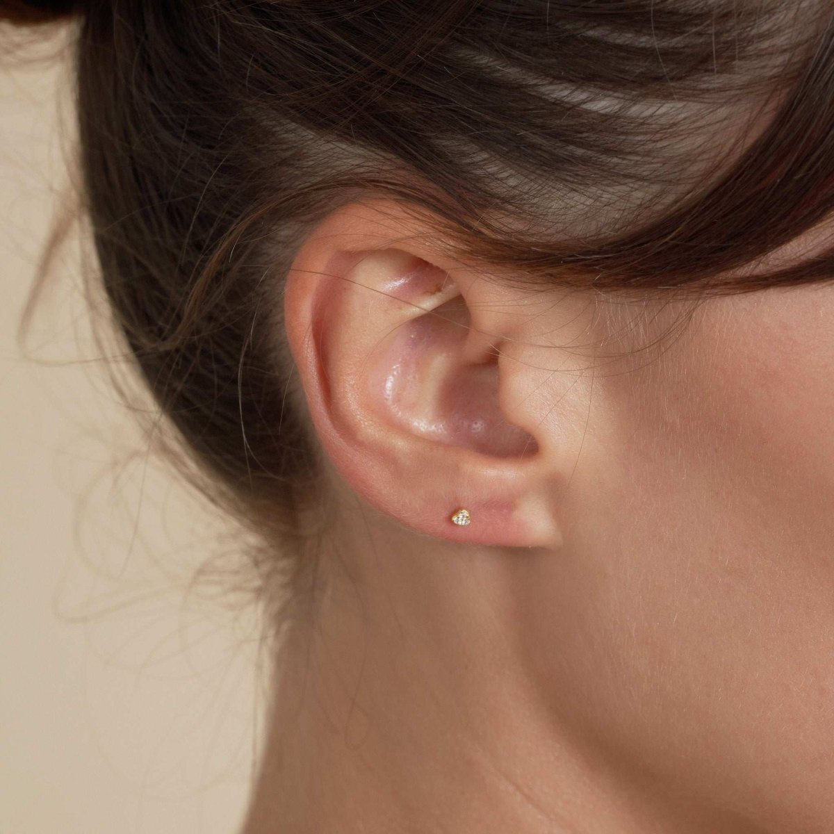 Crystal Heart Barbell Studs In Gold - LÉA