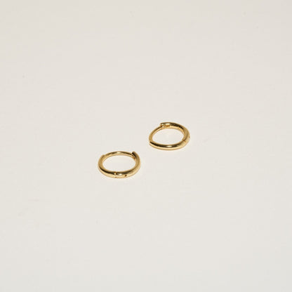Essential Cartilage Hoops in Gold - LÉA
