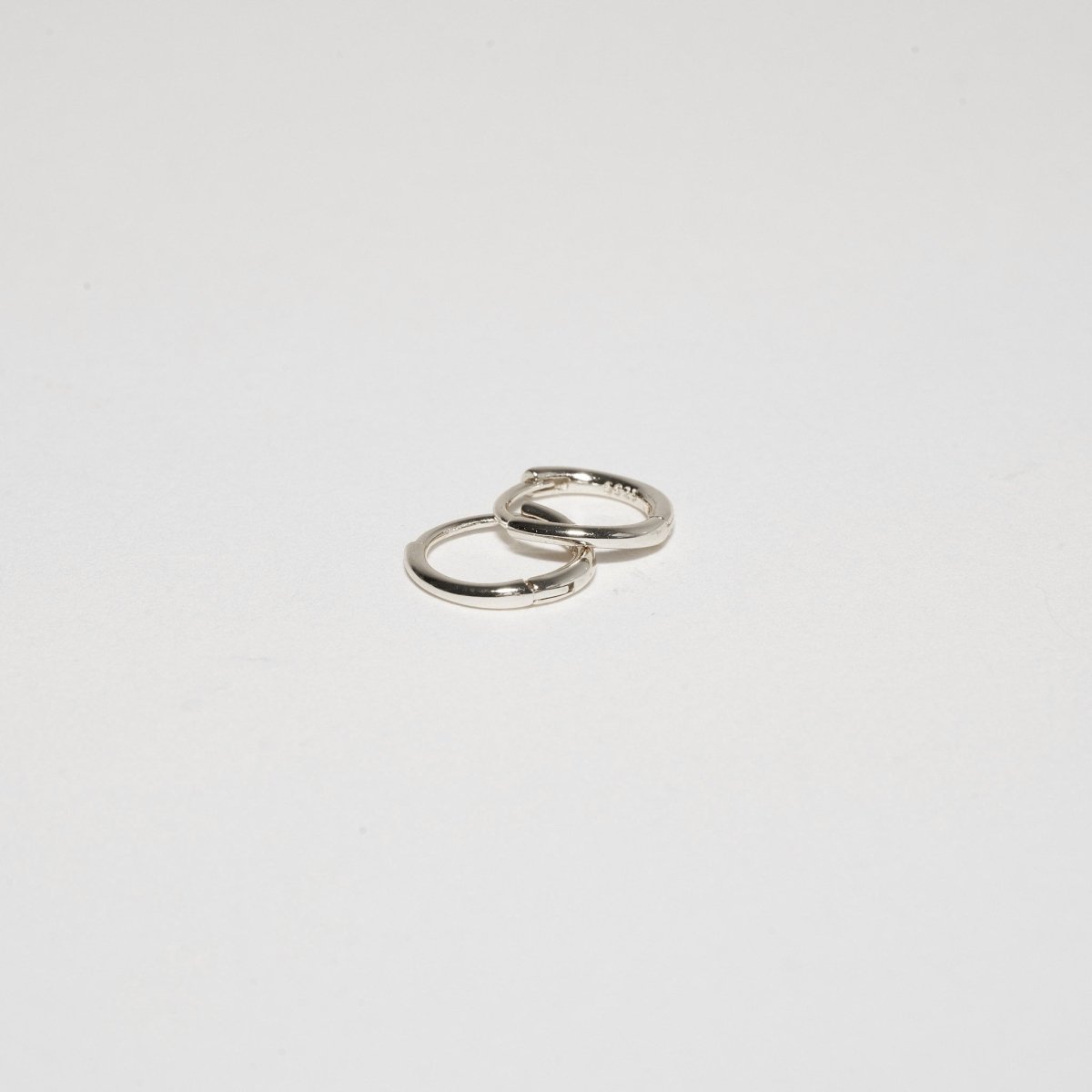 Essential Cartilage Hoops in Silver - LÉA