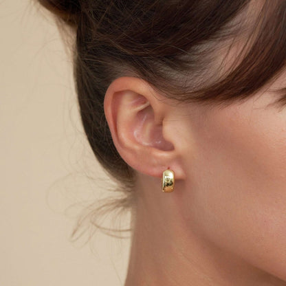 Essential Chubby Click Hoops In Gold - LÉA