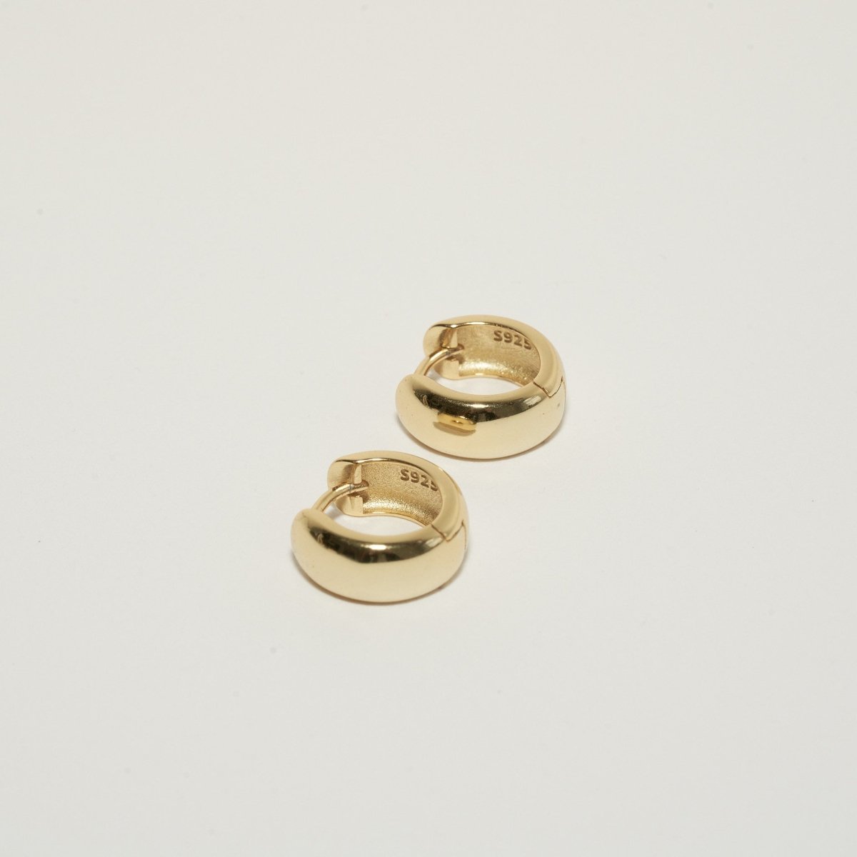 Essential Chubby Click Hoops In Gold - LÉA