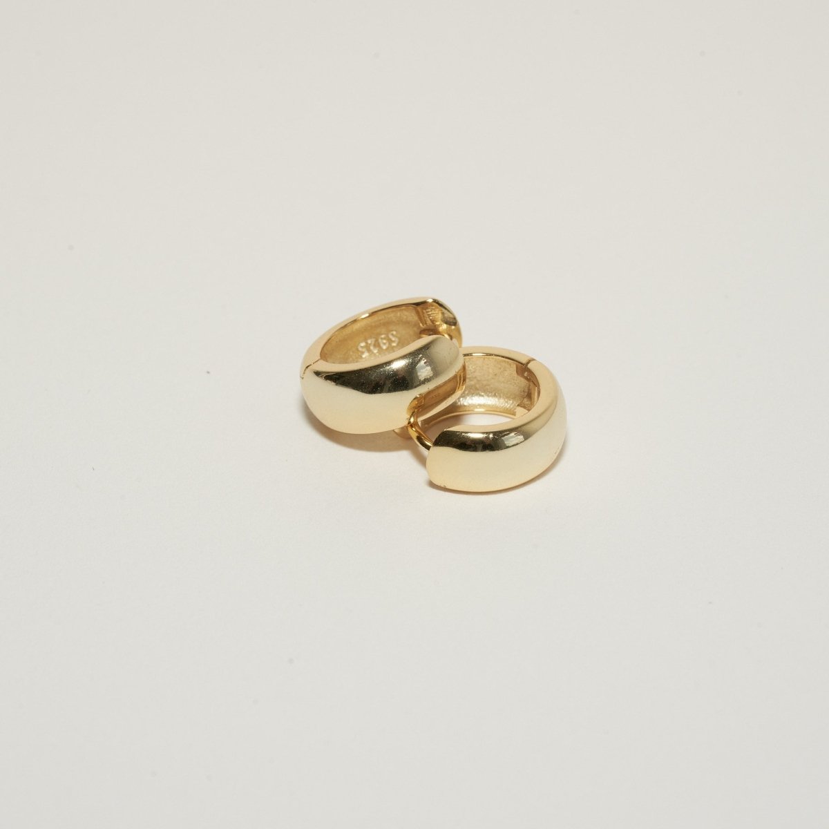 Essential Chubby Click Hoops In Gold - LÉA