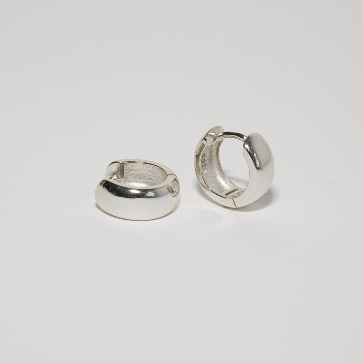 Essential Chubby Click Hoops In Silver - LÉA