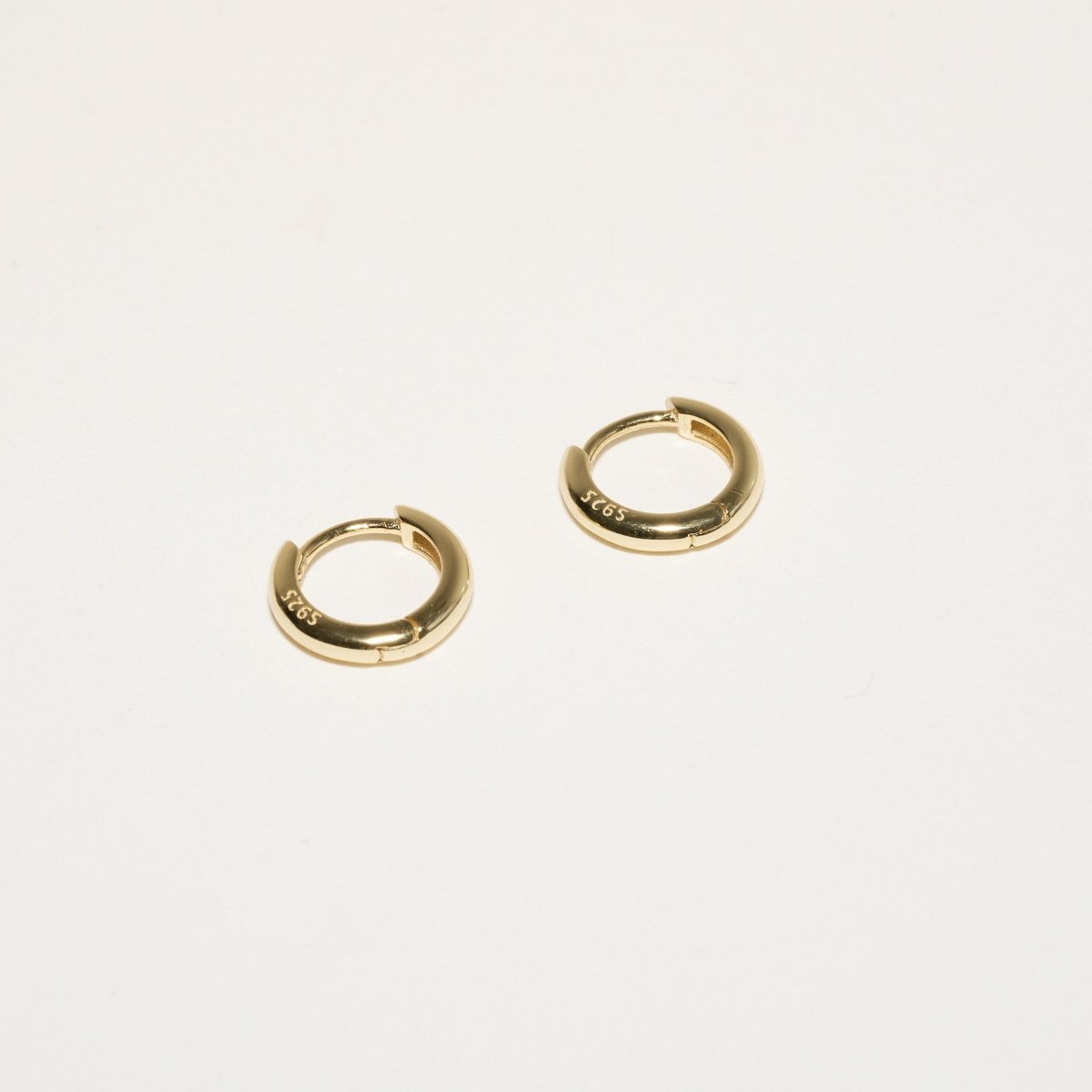 Essential Dainty Huggie Hoops In Gold - LÉA