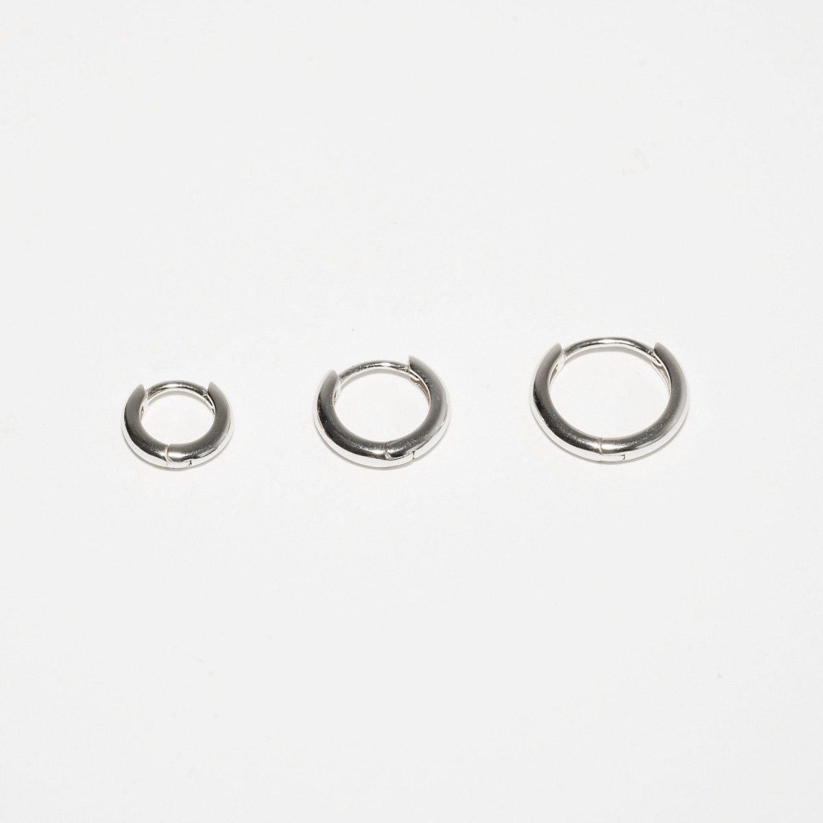 Essential Dainty Huggie Hoops In Silver - LÉA