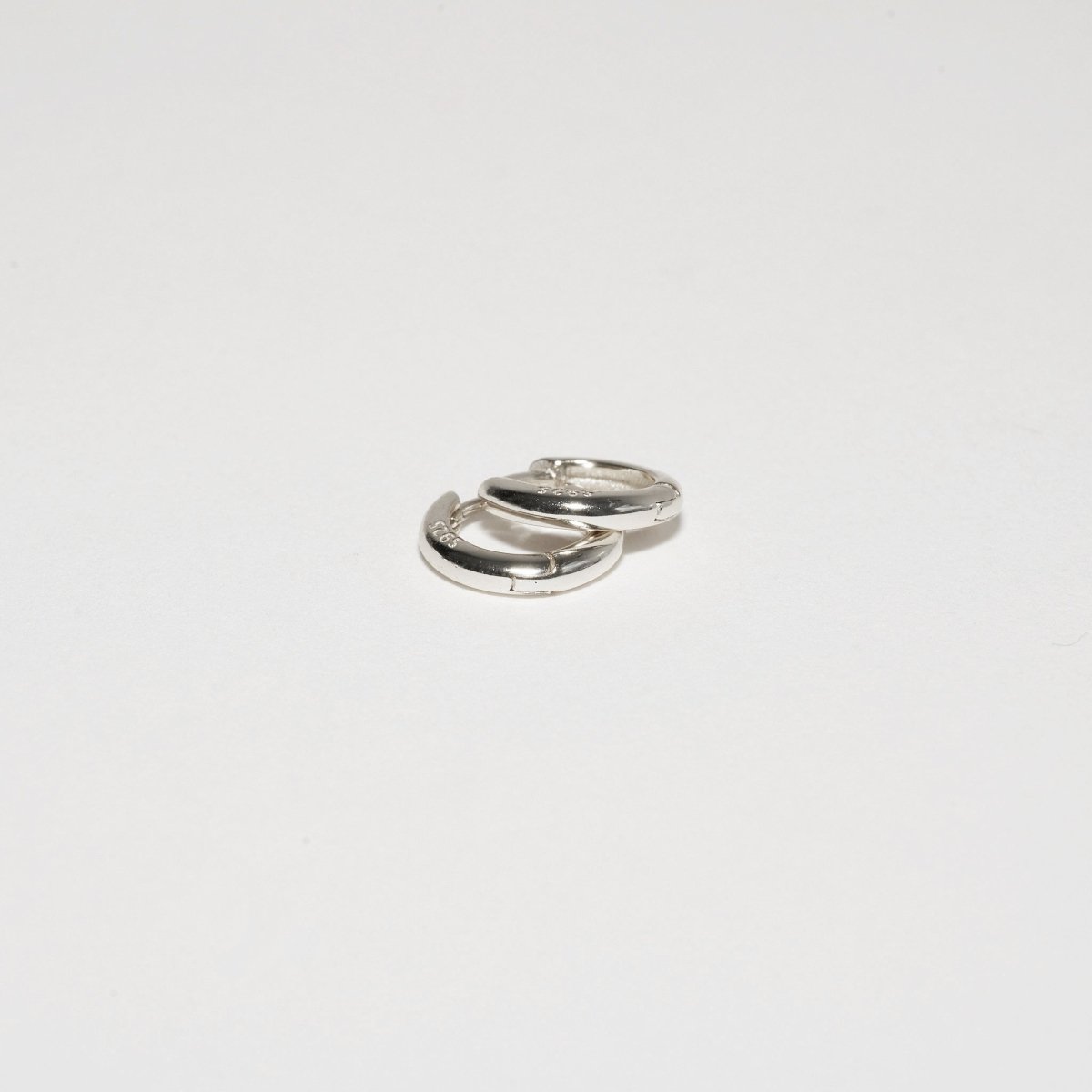 Essential Dainty Huggie Hoops In Silver - LÉA