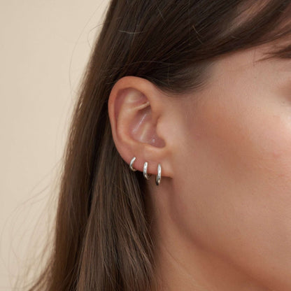 Essential Dainty Huggie Hoops In Silver - LÉA