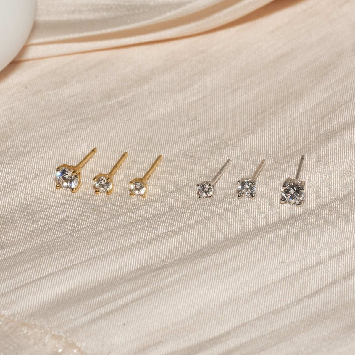 Essential Diamond Studs In Gold - LÉA