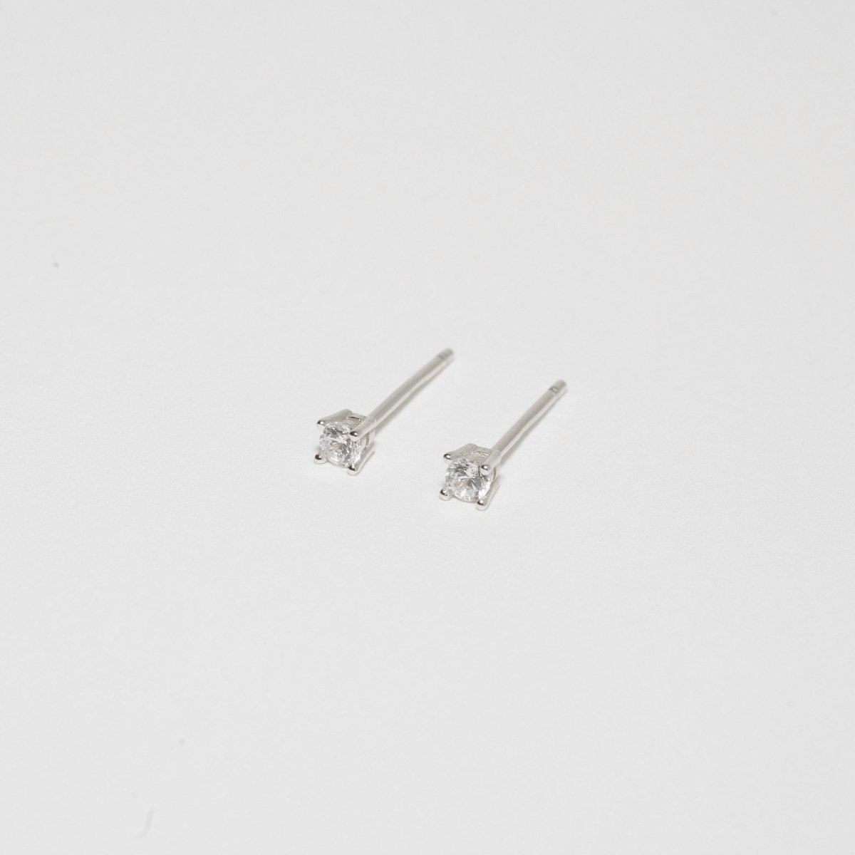 Essential Diamond Studs In Silver - LÉA