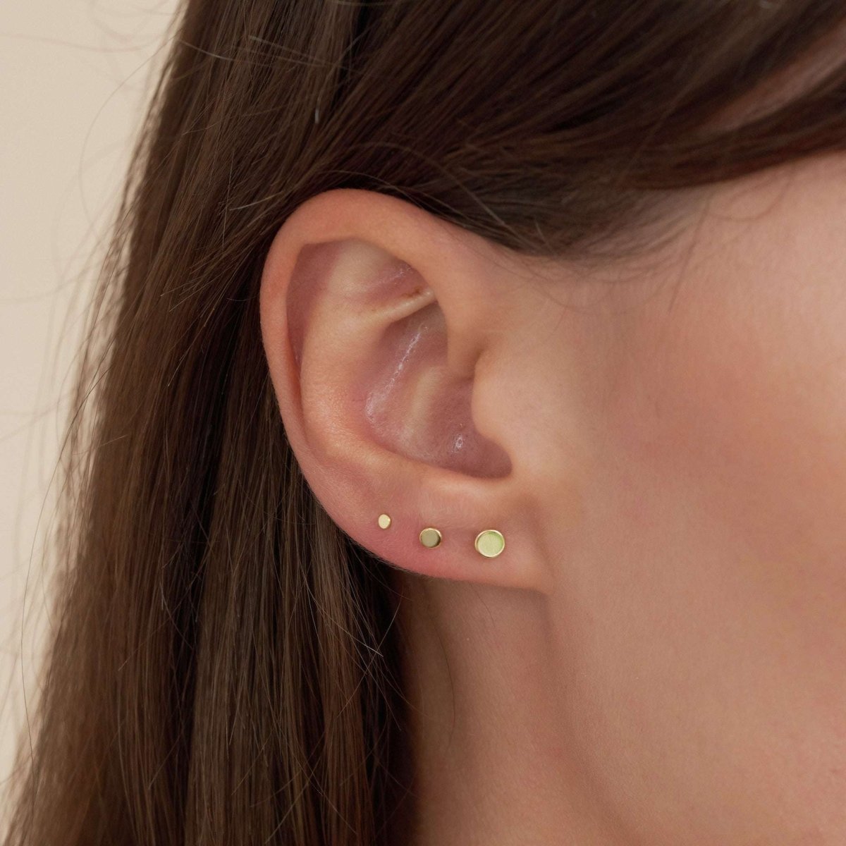 Essential Round Stud Earrings In Gold - LÉA