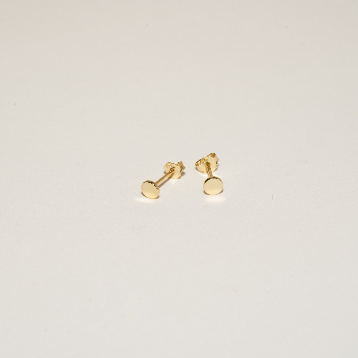 Essential Round Stud Earrings In Gold - LÉA