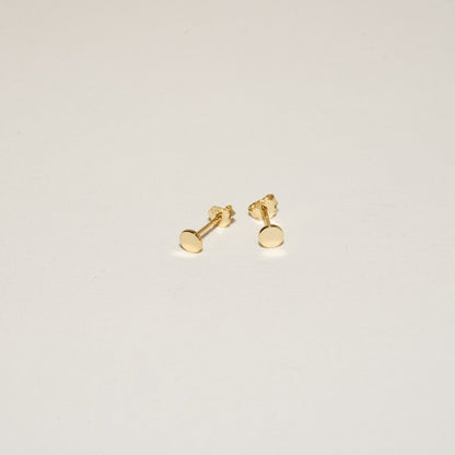 Essential Round Stud Earrings In Gold - LÉA