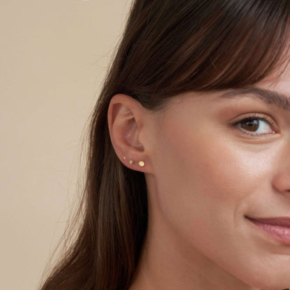 Essential Round Stud Earrings In Gold - LÉA