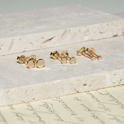 Essential Round Stud Earrings In Gold - LÉA