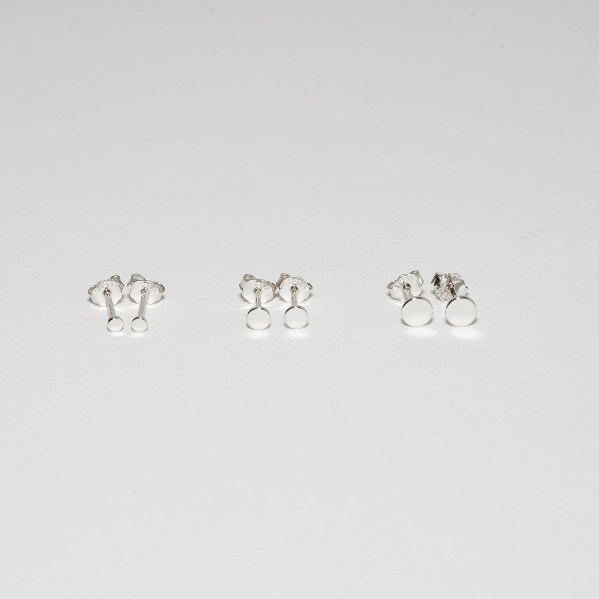Essential Round Stud Earrings In Silver - LÉA