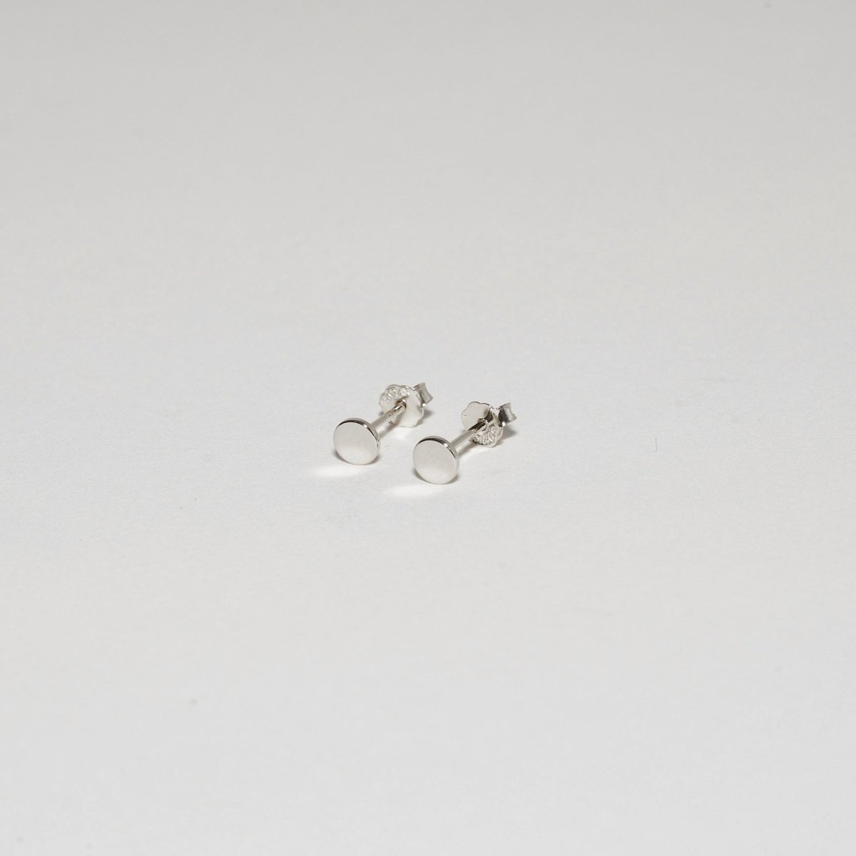 Essential Round Stud Earrings In Silver - LÉA