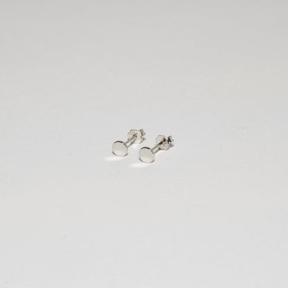 Essential Round Stud Earrings In Silver - LÉA