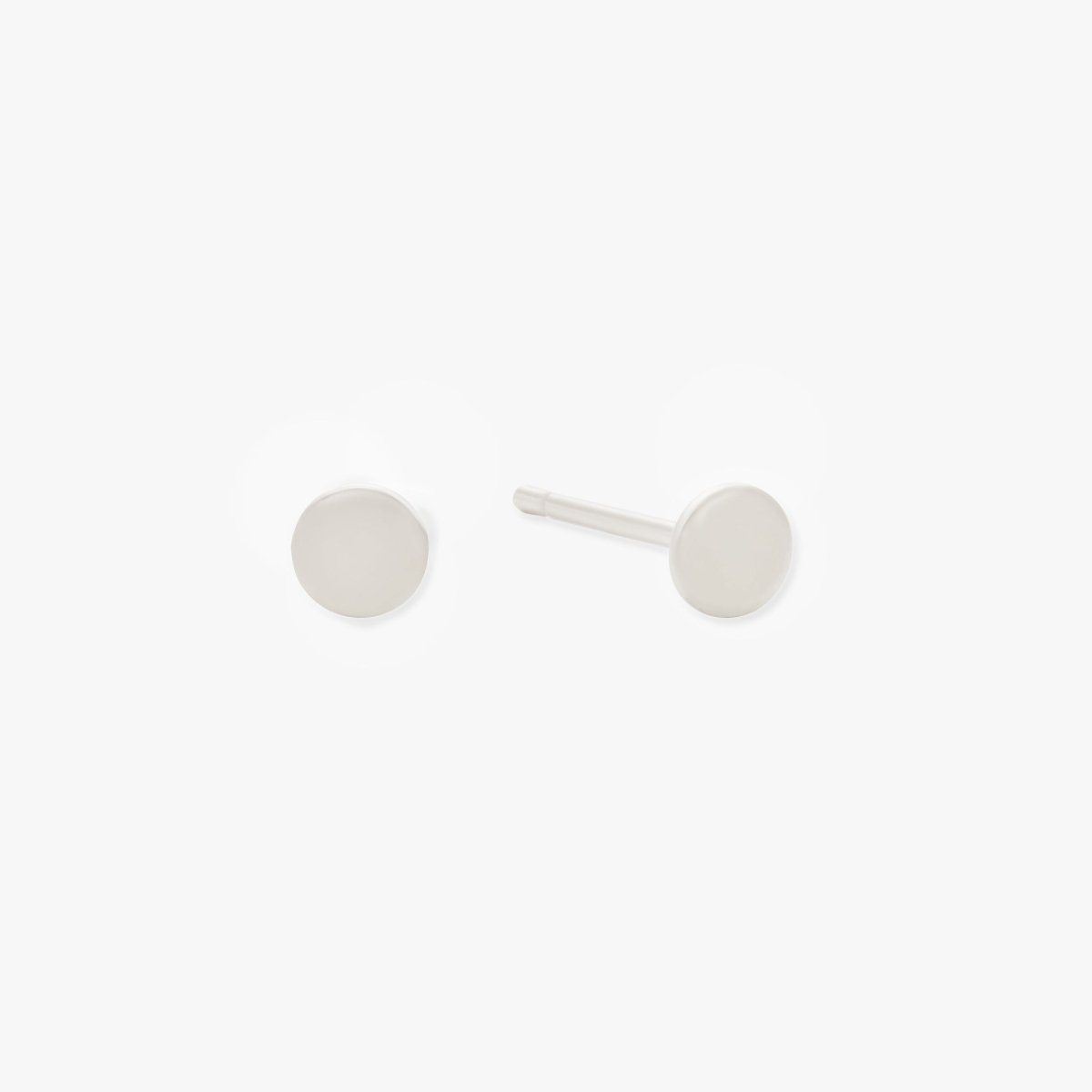 Essential Round Stud Earrings In Silver - LÉA