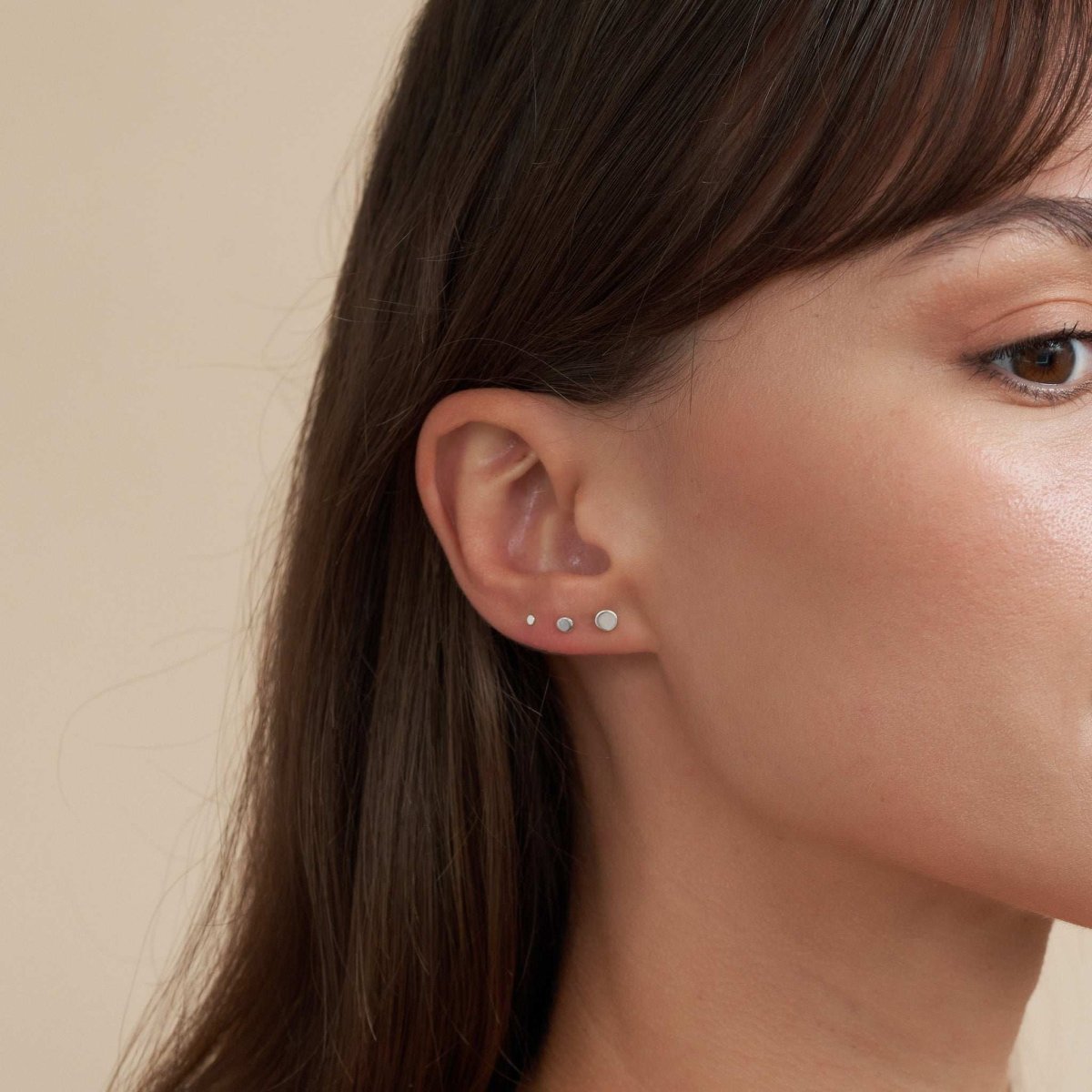 Essential Round Stud Earrings In Silver - LÉA
