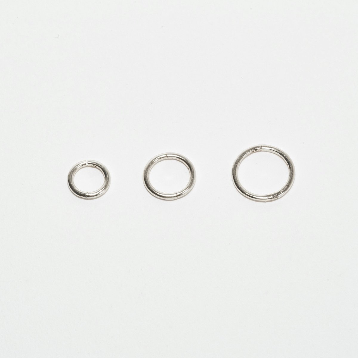 Essential Seamless Huggie Hoops In Silver - LÉA