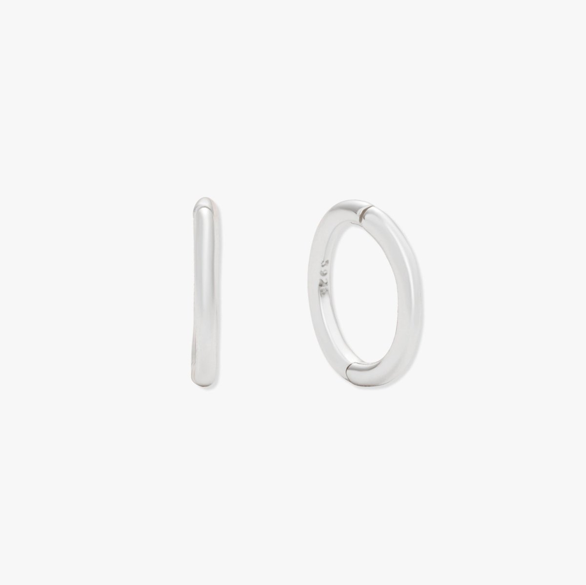 Essential Seamless Huggie Hoops In Silver - LÉA