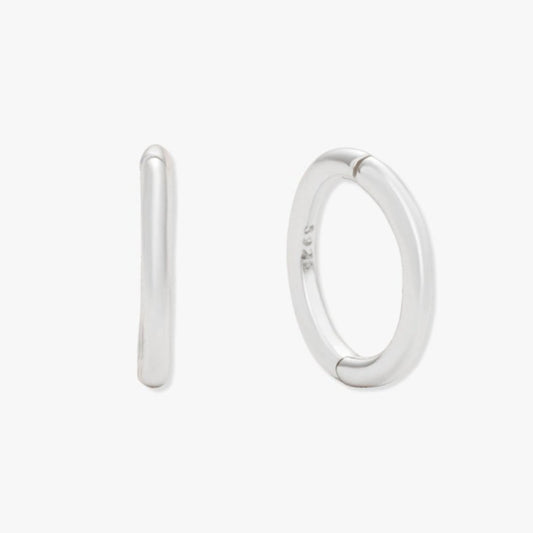 Essential Seamless Huggie Hoops In Silver - LÉA