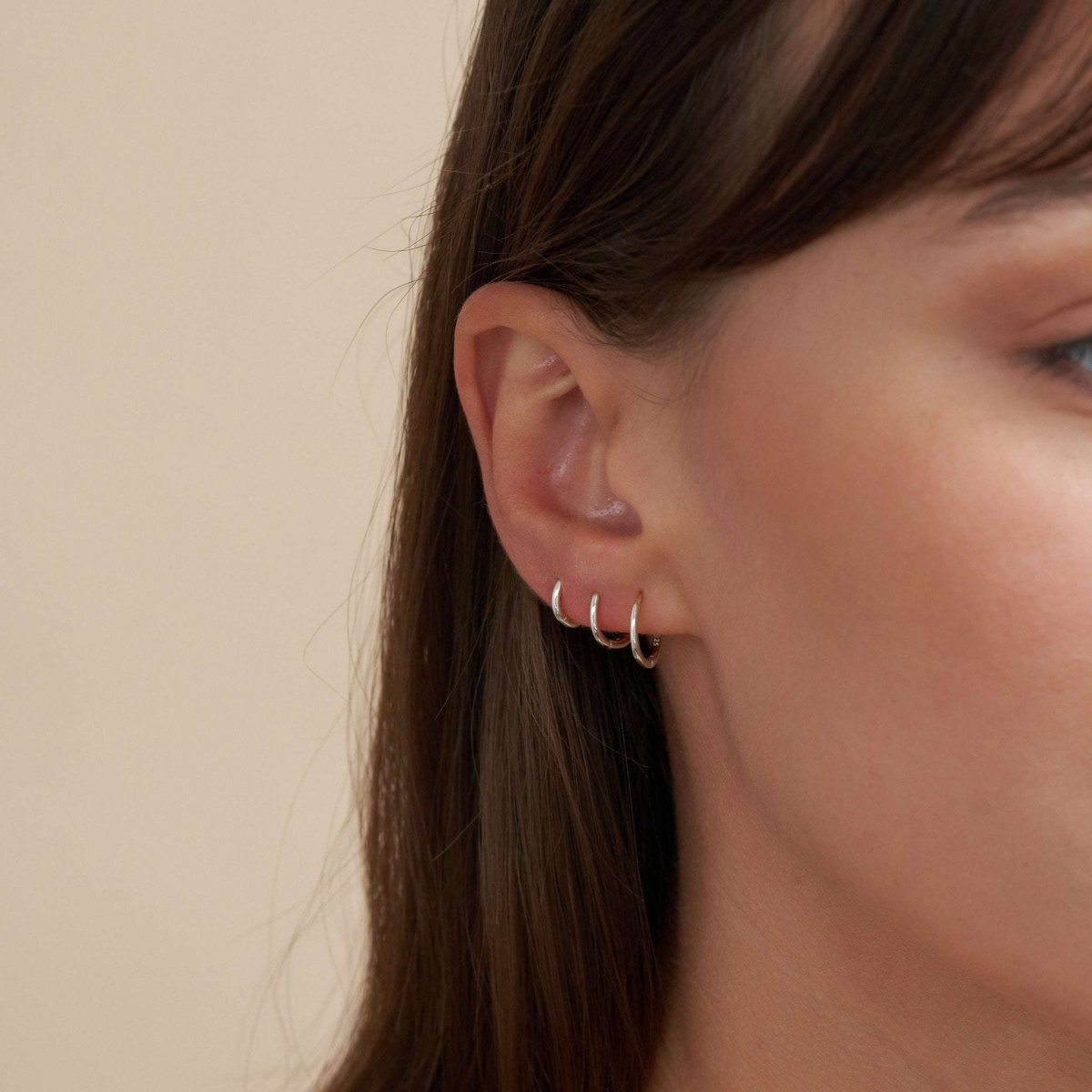 Essential Seamless Huggie Hoops In Silver - LÉA