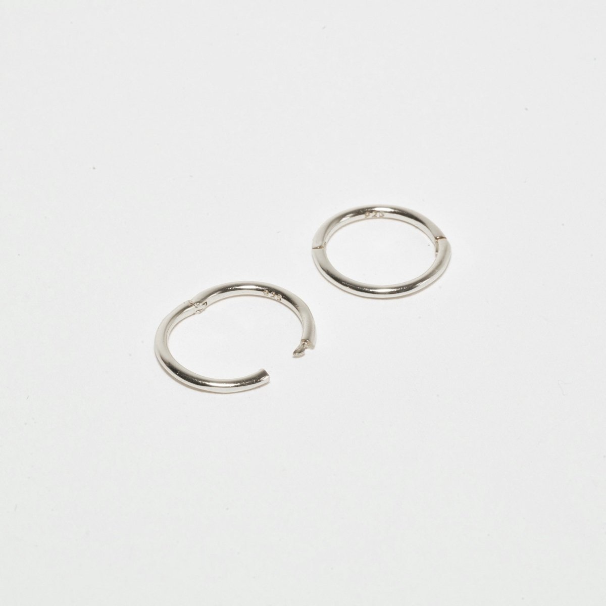 Essential Seamless Huggie Hoops In Silver - LÉA